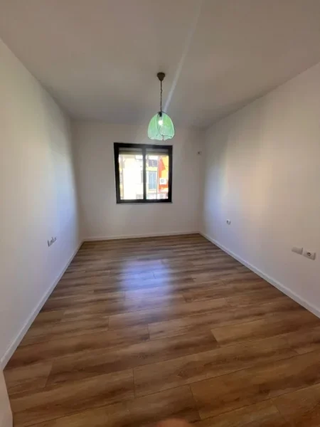 Tirane, shitet apartament 2+1+Ballkon , 81 m² 165.000 € (Ish Fusha e Aviacionit)