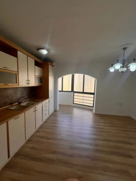 Tirane, shitet apartament 2+1+Ballkon , 81 m² 165.000 € (Ish Fusha e Aviacionit)