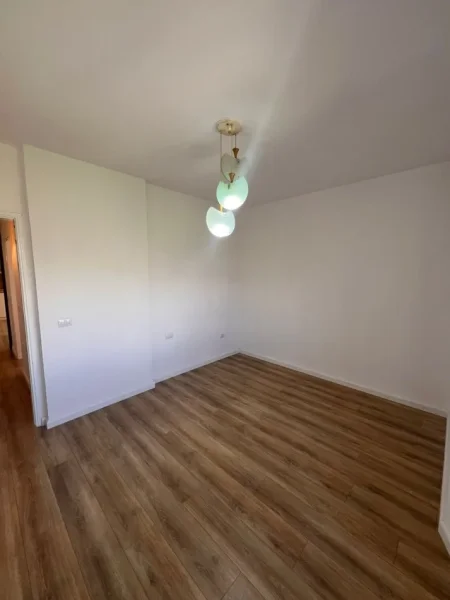 Tirane, shitet apartament 2+1+Ballkon , 81 m² 165.000 € (Ish Fusha e Aviacionit)