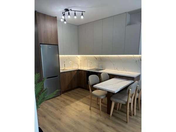 Tirane, jepet me qera apartament 1+1+Ballkon , 84 m² 1.000 € 