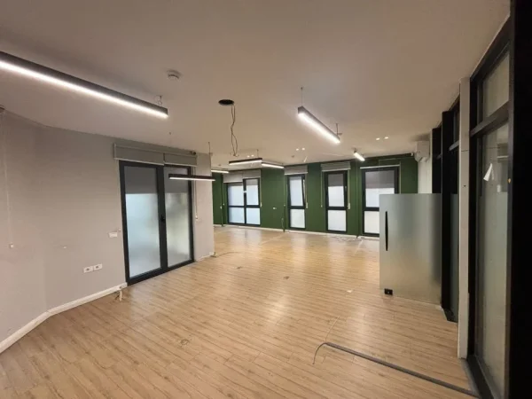 Tirane, jepet me qera zyre Kati 1, 317 m² 4.000 € (Bulevardi Zogu i Pare)