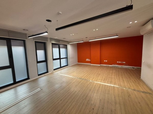 Tirane, jepet me qera zyre Kati 1, 317 m² 4.000 € (Bulevardi Zogu i Pare)