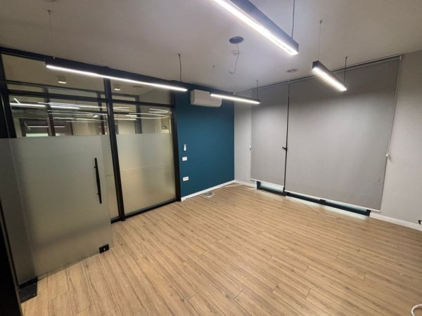 Tirane, jepet me qera zyre Kati 1, 317 m² 4.000 € (Bulevardi Zogu i Pare)