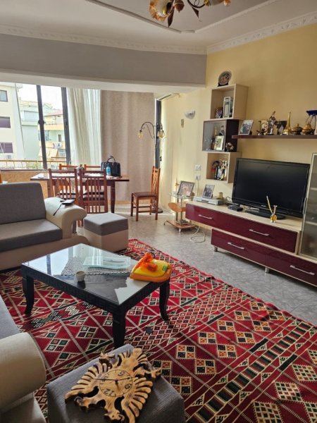 Durres, jepet me qera 2+1+Ballkon Kati 3, 85 m² 400 € (Rruga Pavarsia Durres)