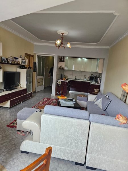 Durres, jepet me qera 2+1+Ballkon Kati 3, 85 m² 400 € (Rruga Pavarsia Durres)