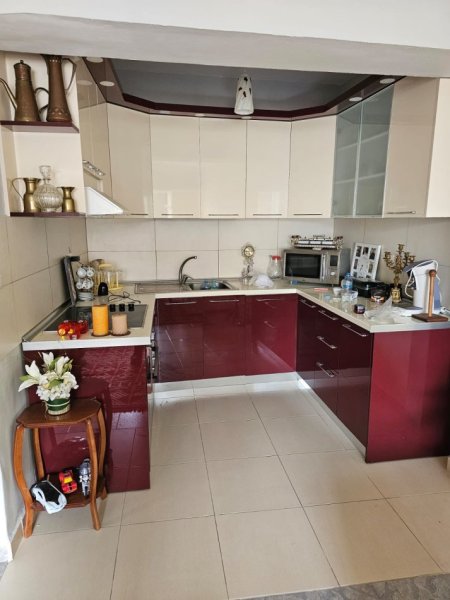 Durres, jepet me qera 2+1+Ballkon Kati 3, 85 m² 400 € (Rruga Pavarsia Durres)