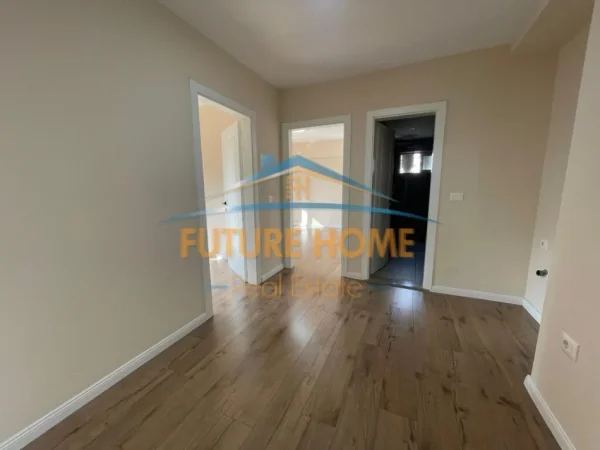 Tirane, jepet me qera zyre Kati 2, 74 m² 900 € (9 Kateshet)