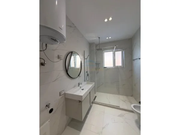 Tirane, shitet apartament 2+1+Ballkon Kati 5, 91 m² 202.000 € (Mali i Robit,Golem)