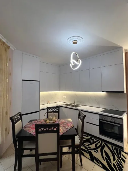 Tirane, jepet me qera apartament 1+1+Aneks+Ballkon Kati 3, 450 € (astir)