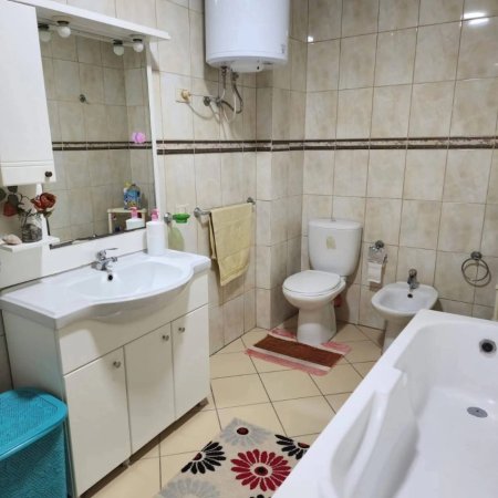 Tirane, jepet me qera apartament 2+1+Ballkon Kati 6, 100 m² 650 € (zogu i zi)