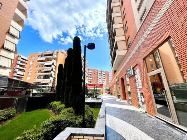 Tirane, jepet me qera apartament 1+1 , 75 m² 800 € (Kompleksi Delijorgji)