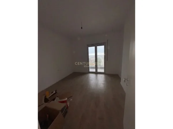 Tirane, shitet apartament 2+1+Ballkon , 109 m² 87.500 € (rruga skenderbeu)