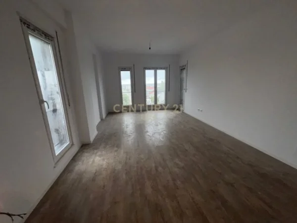 Tirane, shitet apartament 2+1+Ballkon , 109 m² 87.500 € (rruga skenderbeu)