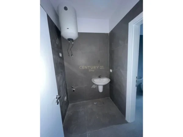 Tirane, shitet apartament 2+1+Ballkon , 109 m² 87.500 € (rruga skenderbeu)