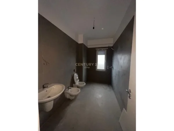 Tirane, shitet apartament 2+1+Ballkon , 109 m² 87.500 € (rruga skenderbeu)