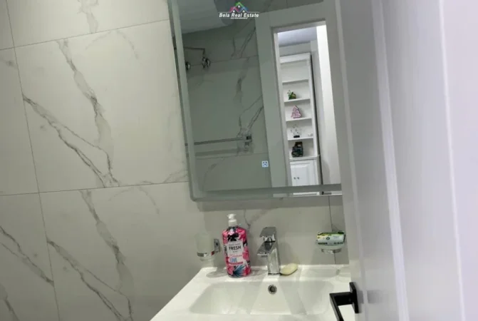 Tirane, jepet me qera apartament 1+1 Kati 8, 70 m² 1.000 € (Rruga e Kosovareve)