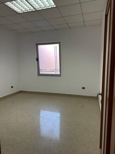 Tirane, jepet me qera zyre Kati 2, 100 m² 1.000 € 