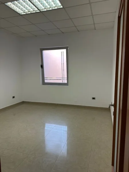 Tirane, jepet me qera zyre Kati 2, 100 m² 1.000 € 