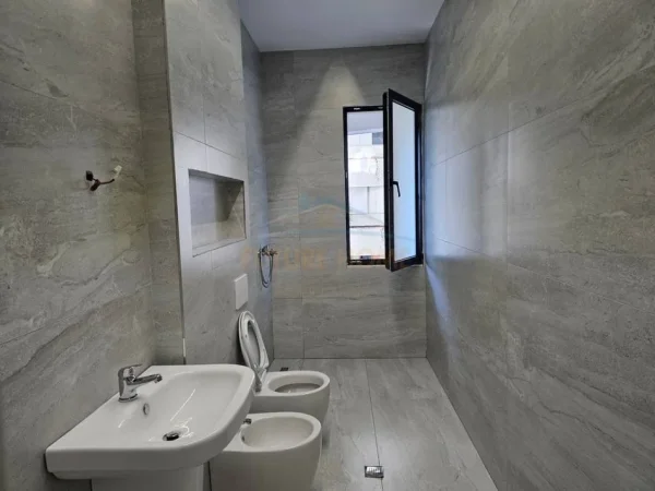 Tirane, jepet me qera apartament 2+1+Ballkon Kati 4, 113 m² 1.100 € (Bulevardi Gjergj Fishta)