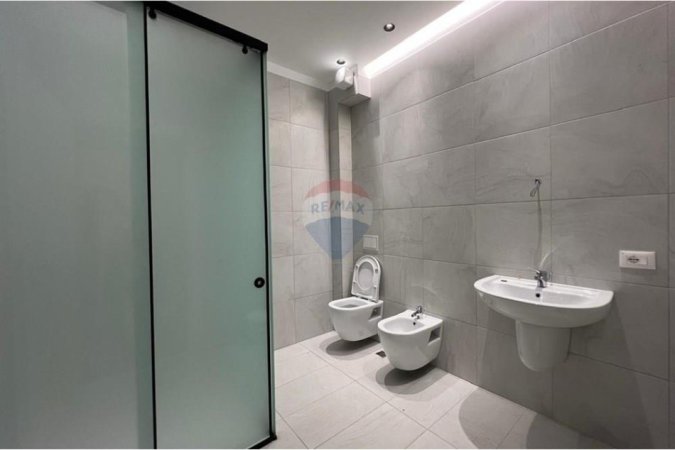 Tirane, jepet me qera apartament 2+1 Kati 4, 127 m² 1.000 € 