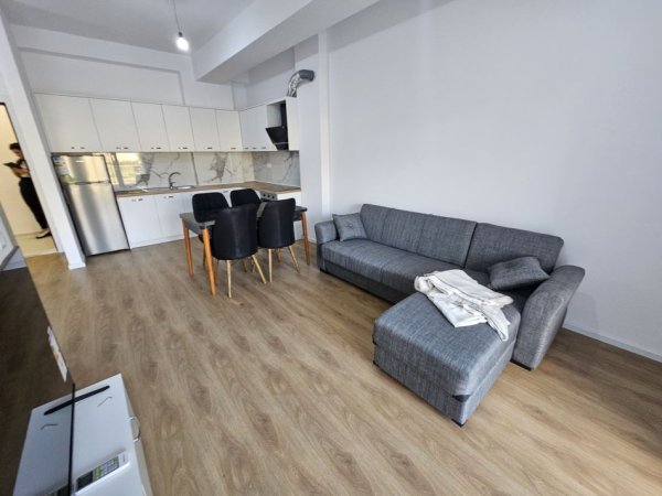 Tirane, jepet me qera apartament 1+1+Ballkon Kati 4, 70 m² 400 € (ALI DEMI)
