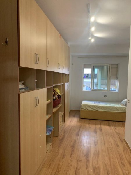 Tirane, jepet me qera 2+1+Aneks+Ballkon Kati 3, 110 m² 550 € (E pershtateshme per zyra etj.)