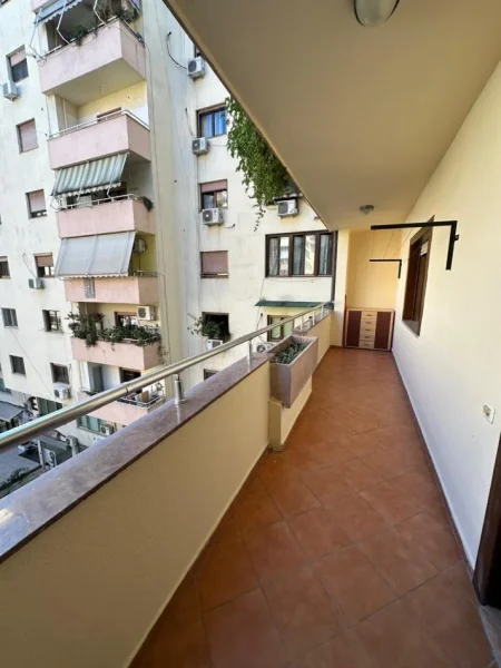 Tirane, jepet me qera apartament 2+1+Aneks+Ballkon Kati 4, 120 m² 750 € (E pershtatshme per zyra etj..)