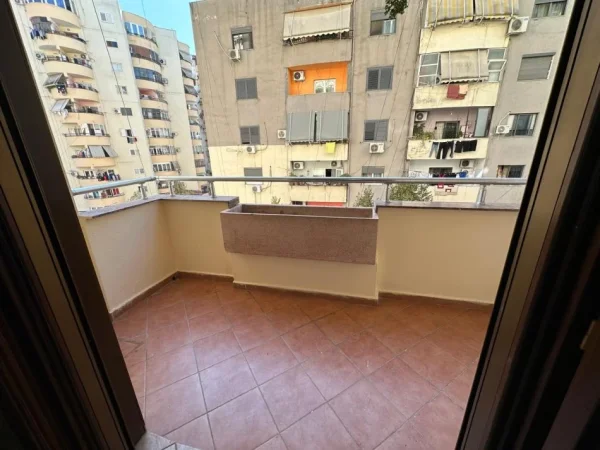 Tirane, jepet me qera apartament 2+1+Aneks+Ballkon Kati 4, 120 m² 750 € (E pershtatshme per zyra etj..)