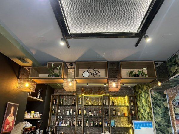 Tirane, shes Shitet banak minibari dhe poltrona