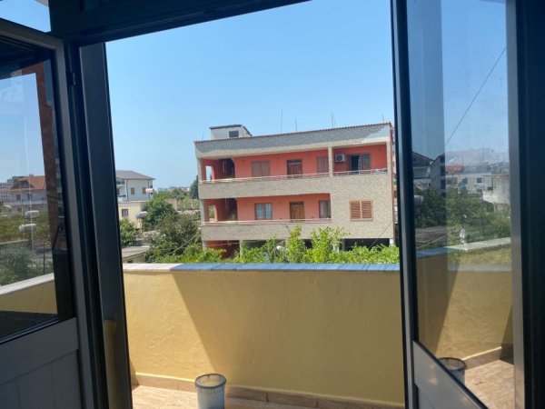 Tirane, jepet me qera apartament duplex 3+1+Ballkon Kati 2, 128 m² 550 € (ne rrugen Siri Kodra afer Hotel Mondial Tirane.)