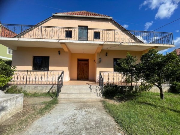 Tirane, jepet me qera shtepi 3+1+Ballkon Kati 2, 300 € (Mezez Fushe, Kashar)