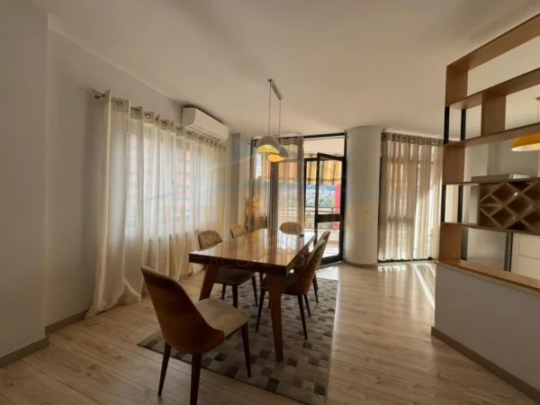 Tirane, jepet me qera apartament 3+1+Ballkon Kati 5, 185 m² 2.490 € (Liqeni Artfcial)