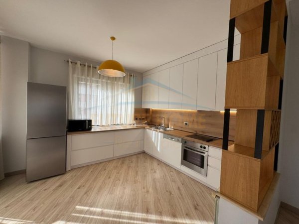 Tirane, jepet me qera apartament 3+1+Ballkon Kati 5, 185 m² 2.490 € (Liqeni Artfcial)
