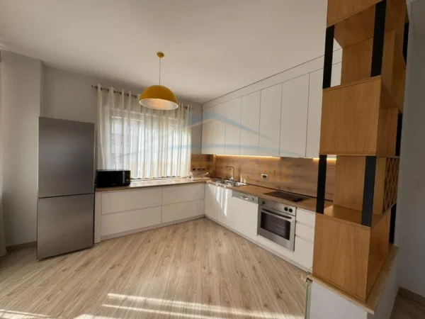 Tirane, jepet me qera apartament 3+1+Ballkon Kati 5, 185 m² 2.490 € (Liqeni Artfcial)