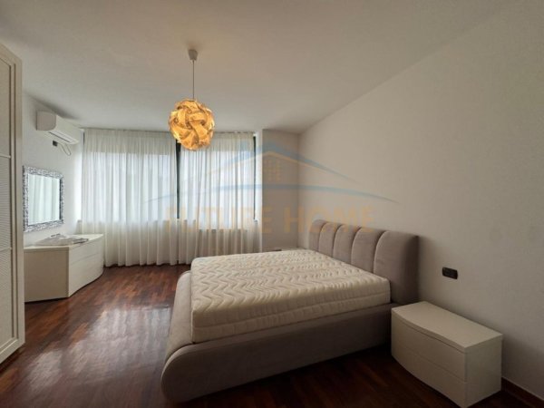 Tirane, jepet me qera apartament 3+1+Ballkon Kati 5, 185 m² 2.490 € (Liqeni Artfcial)