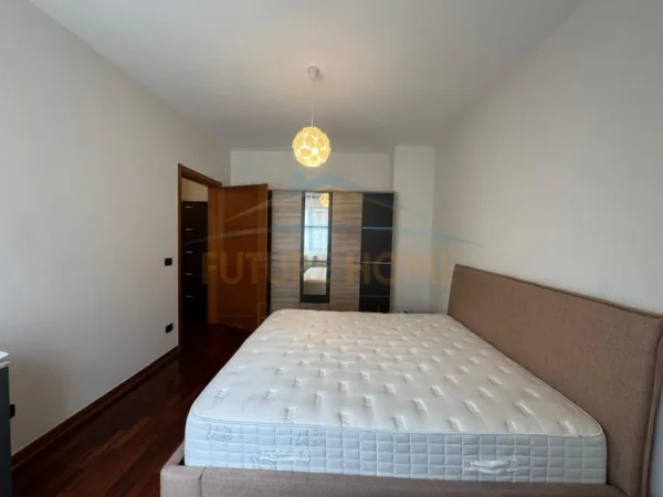 Tirane, jepet me qera apartament 3+1+Ballkon Kati 5, 185 m² 2.490 € (Liqeni Artfcial)