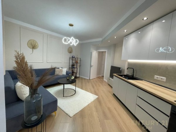 Tirane, jepet me qera apartament 1+1 Kati 3, 65 m² 650 € (Kristal Centre)