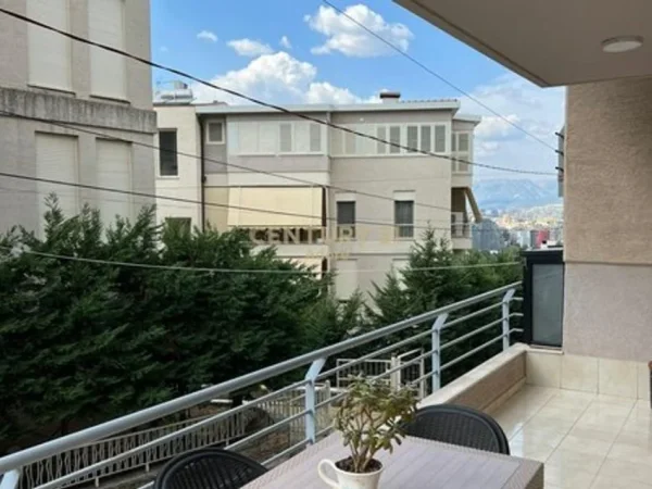 Tirane, jepet me qera apartament 1+1+Ballkon Kati 2, 80 m² 600 € (Liqeni Thate)