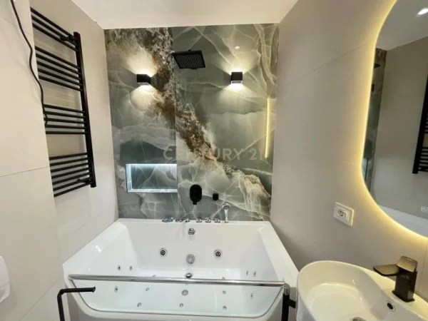 Tirane, jepet me qera apartament 2+1+Ballkon Kati 5, 103 m² 1.900 € (Liqeni Tiranes)