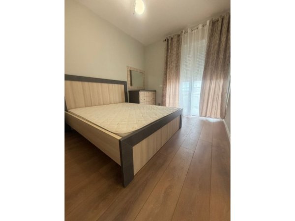 Tirane, jepet me qera apartament 1+1 Kati 5, 50 m² 400 € (Fresku)