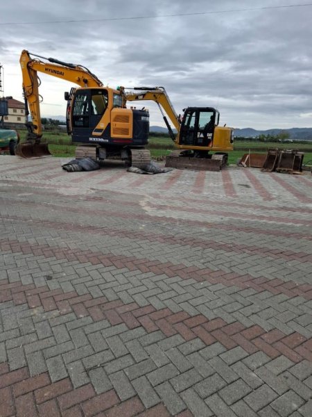 Tirane, shes Eskavator me zinxhir hyundai dhe CAT