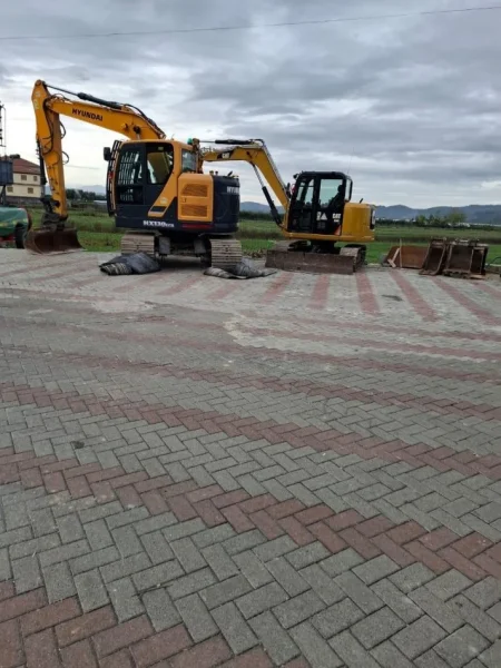 Tirane, shes Eskavator me zinxhir hyundai dhe CAT
