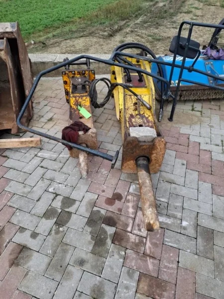 Tirane, shes Eskavator me zinxhir hyundai dhe CAT