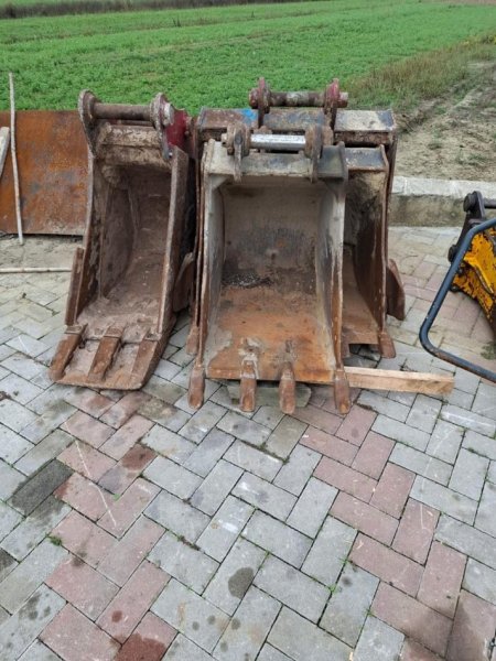 Tirane, shes Eskavator me zinxhir hyundai dhe CAT