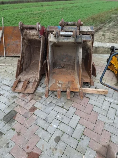 Tirane, shes Eskavator me zinxhir hyundai dhe CAT