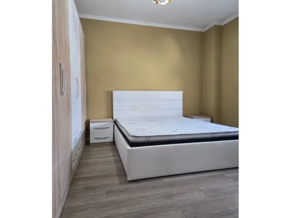 Tirane, jepet me qera apartament 2+1+Ballkon Kati 5, 104 m² 699 € (Komuna e Parisit)