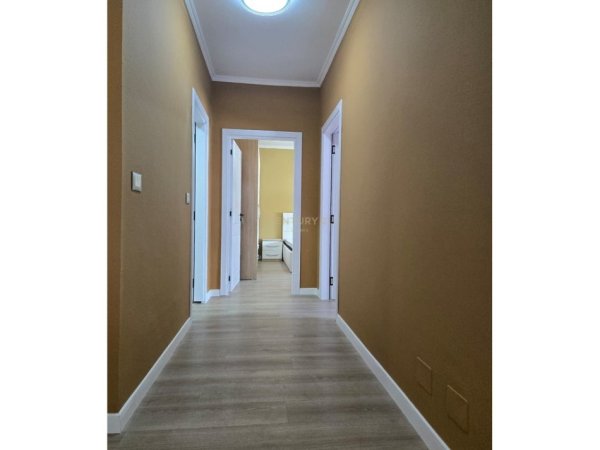 Tirane, jepet me qera apartament 2+1+Ballkon Kati 5, 104 m² 699 € (Komuna e Parisit)