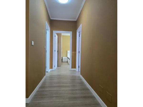 Tirane, jepet me qera apartament 2+1+Ballkon Kati 5, 104 m² 699 € (Komuna e Parisit)