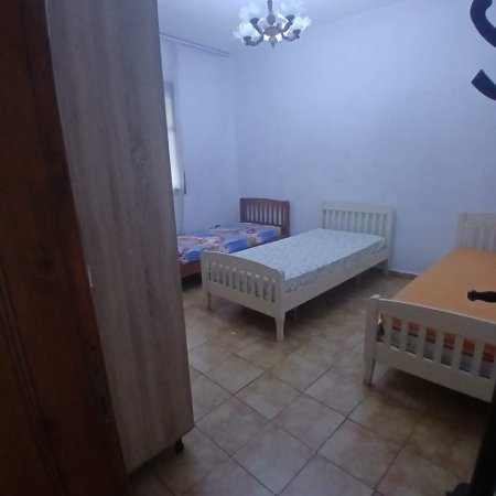 Tirane, jepet me qera apartament 1+1 Kati 1, 70 m² 400 € (Tek Bulevardi I Ri)