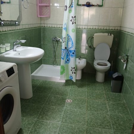 Tirane, jepet me qera apartament 1+1 Kati 1, 70 m² 400 € (Tek Bulevardi I Ri)